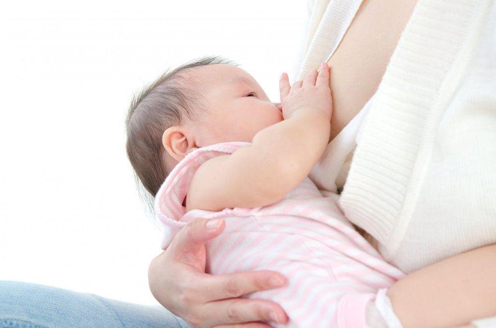 
Cha mẹ nên cho bé bú ở tư thế thoải mái giúp hạn chế bé bị trớ sữa qua mũi
