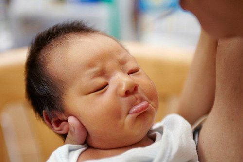 Trẻ 10 tháng tuổi đột nhiên không chịu bú sữa ngoài có sao không?
