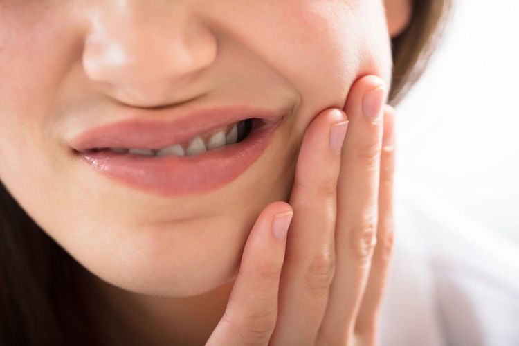 
40 tuổi mọc răng khôn thường có biểu hiện bị đau nhức, sưng lợi

