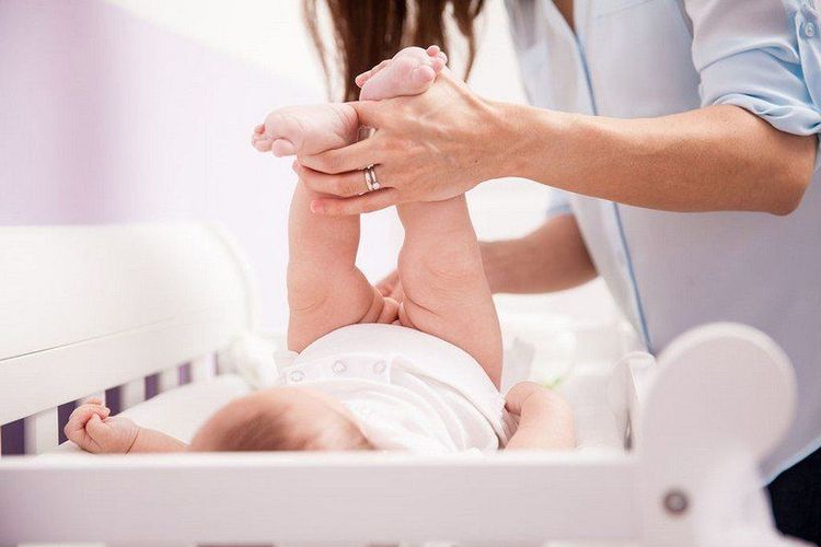 
Mẹ nên kiểm tra và thay tã cho bé thường xuyên để tránh hăm tã
