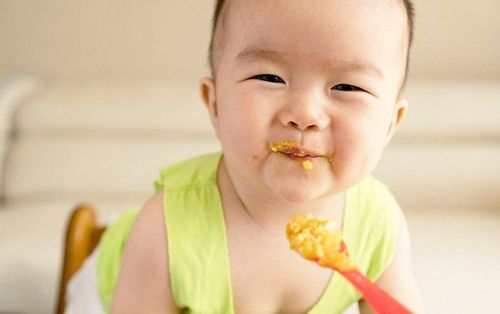 
Trẻ 9 tháng ăn cá giúp bổ sung lượng lớn viatmin D cần thiết cho cơ thể
