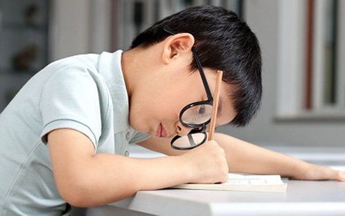 
Trẻ em cần kiểm tra thị lực giúp đánh giá tình trạng sức khoẻ của mắt
