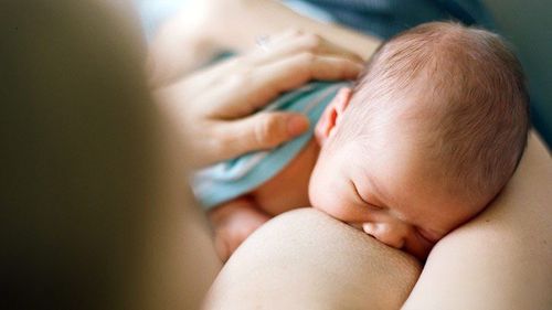 
Cho con nằm sấp trên ngực mẹ có thể giúp trẻ bú mẹ theo bản năng
