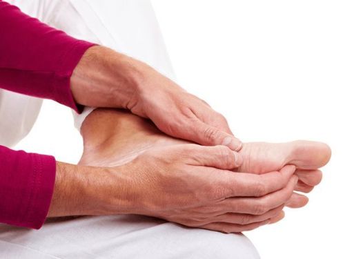 
Tê bì chân tay là triệu chứng phổ biến của bệnh
