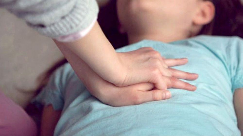 
Khi bạn có thể chạm vào trẻ một cách an toàn, hãy thực hiện ép tim thổi ngạt (CPR) nếu trẻ không thở hoặc không có mạch đập
