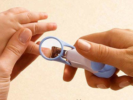 
Để ngăn ngừa tình trạng khó chịu khi móng mọc ngược, cần cắt móng tay kịp thời cho trẻ

