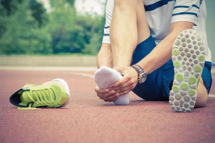 
Mang giày dép chật là một trong các yếu tố thuận lợi gây nấm da chân
