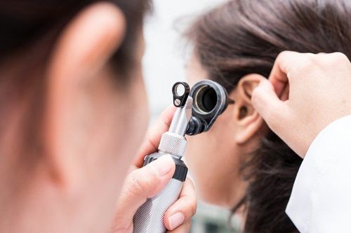 
Bệnh nhân cần được đi khám tai để chẩn đoán được tình trạng bệnh
