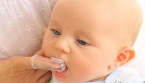 
Mẹ cần vệ sinh răng lợi cho trẻ thường xuyên khi trẻ mọc răng
