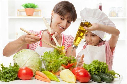 
Cha mẹ cần cho bé ăn dầu ăn đúng cách và kiểm soát liều lượng thích hợp
