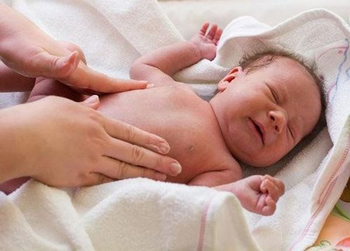 Trẻ sơ sinh sôi bụng, đi ngoài phân vàng sủi bọt có sao không?