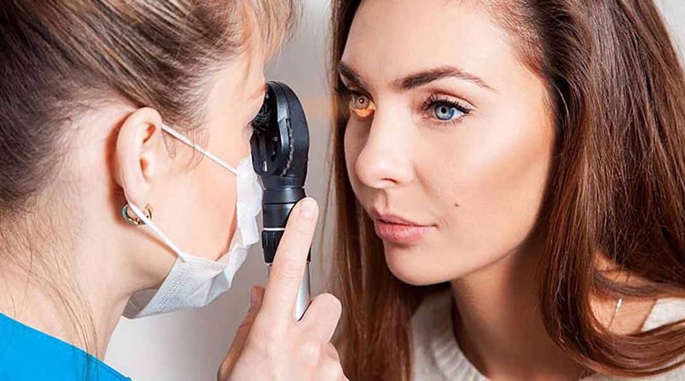 
Bác sĩ sẽ chẩn đoán bệnh hắc võng mạc trung tâm thanh dịch bằng cách thăm khám đáy mắt
