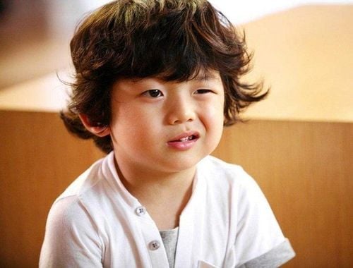 
Trẻ hay nháy mắt có thể do cơ thể bị mệt mỏi, giấc ngủ không đảm bảo
