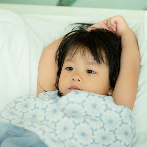 Trẻ 4 tuổi hay thức dậy giữa đêm khóc, tự đi như mộng du là bị làm sao?
