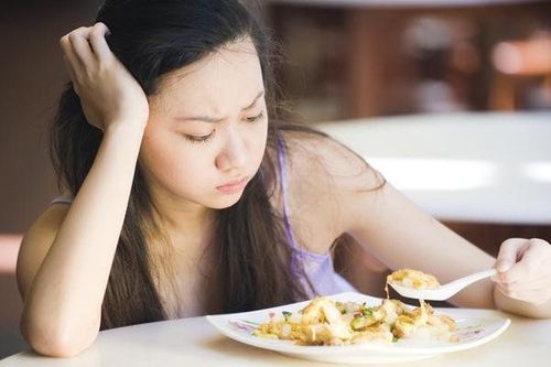 
Người mắc bệnh gout thường có cảm giác chán ăn
