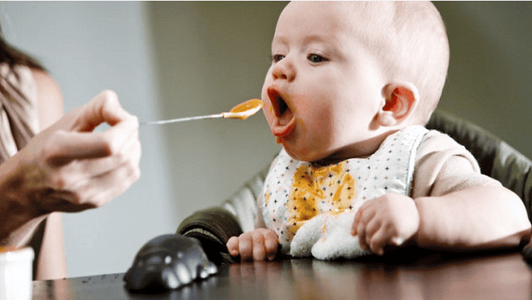 
Cho trẻ ăn dặm khi đủ 7 tháng tuổi trở lên
