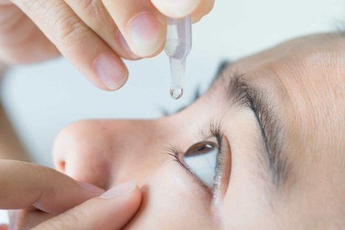 
Những loại thuốc nhỏ này làm giãn đồng tử và cho phép bác sĩ quan sát bên trong mắt một cách chi tiết hơn
