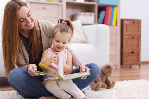 
Cha mẹ nên là người dẫn dắt và cùng con tìm hiểu kiến thức trong sách
