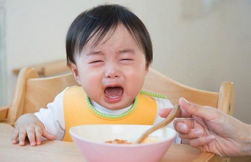 
Cha mẹ cần quan tâm và kiên nhẫn hơn với trẻ trong mỗi bữa ăn

