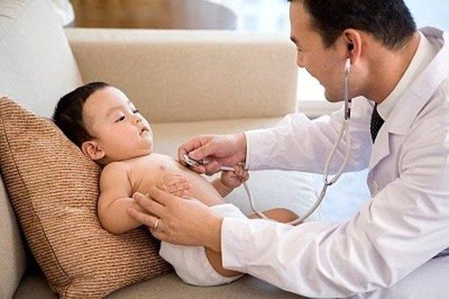 
Cho trẻ đến gặp bác sĩ nếu thấy bé sốt cao hoặc có triệu chứng không liên quan đến mọc răng
