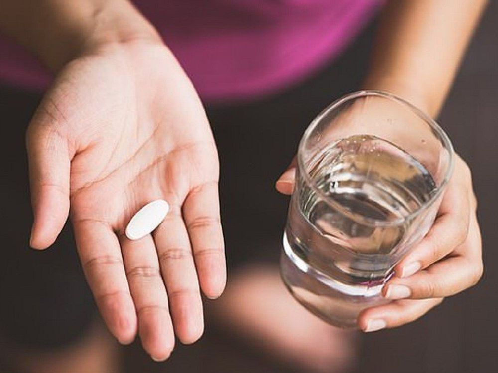 
Sau phẫu thuật mở túi nội dịch, người bệnh cần dùng thuốc theo chỉ định để sớm phục hồi
