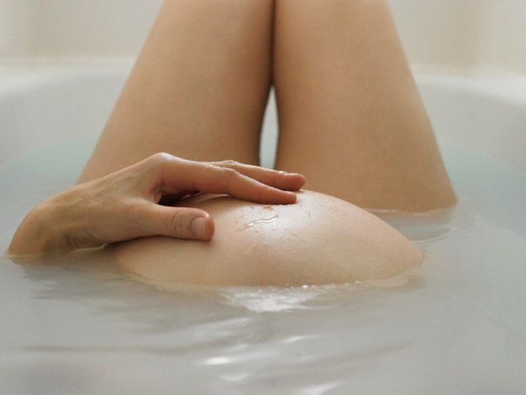
Khi đã phát hiện bị rỉ ối cần chú ý vệ sinh vùng kín sạch sẽ.
