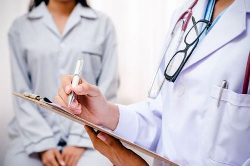 
Người bệnh cần chú ý đi tái khám đúng lịch hẹn của bác sĩ để được theo dõi tình hình tiến triển bệnh
