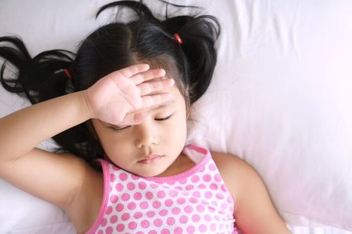 
Trẻ nhỏ bị mất nước có dấu hiệu mệt mỏi
