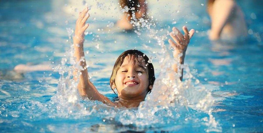 
Bạn có thể không bị nhiễm COVID-19 khi bơi trong nước nhưng hãy cẩn trọng khi tiếp xúc với những người đến bể bơi
