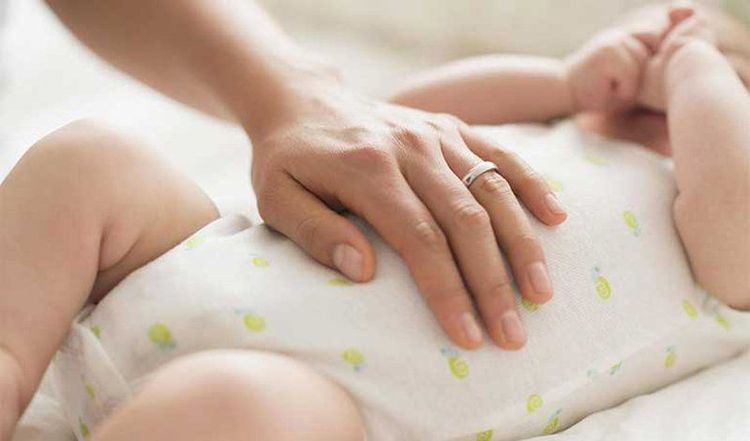 
Mát xa bụng là phương pháp hiệu quả giúp giải quyết tình trạng trẻ 7 tháng tuổi bị táo bón
