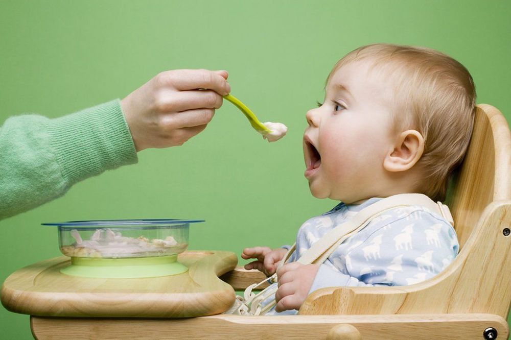 
Mẹ nên để bé ngồi vào ghế ăn cao dành riêng cho trẻ vào mỗi giờ ăn
