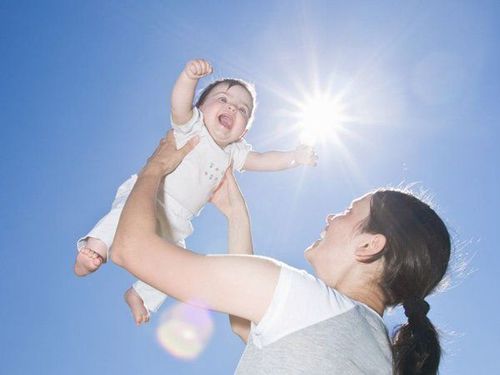 
Tắm nắng cho trẻ giúp điều trị bệnh
