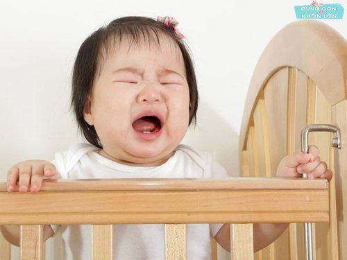 
Trẻ bướng bỉnh và dễ nổi cơn thịnh nộ khi cha mẹ phải đi ra ngoài
