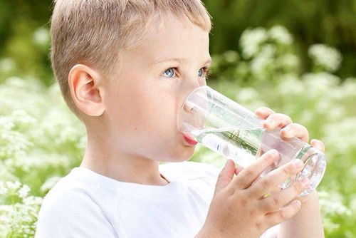 
Trẻ bị táo bón nên uống nhiều nước để cải thiện tình trạng bệnh
