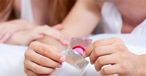 
Hãy sử dụng bao cao su khi quan hệ để phòng tránh HIV hay nguy cơ lây bệnh viêm gan
