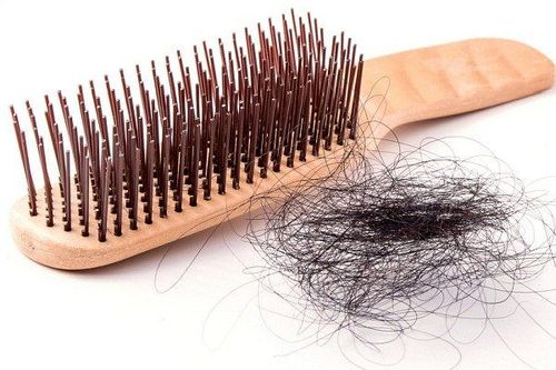 
Rụng tóc là một trong các biểu hiện thiếu kẽm ở người già
