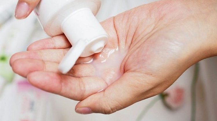 
Phụ nữ sau sinh không muốn quan hệ do khô âm đạo có thể sử dụng gel bôi trơn
