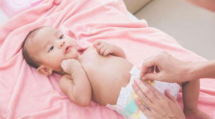 
Có nên đóng bỉm cho bé cả ngày hay không cha mẹ cần lưu ý quan sát khi thay bỉm cho bé
