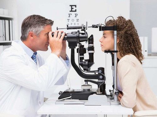 
Người bệnh cần đo thị lực để chẩn đoán áp lực nội nhãn
