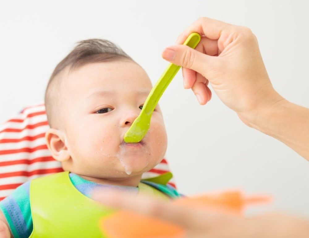 
Cha mẹ nên cho bé ăn đảm bảo vệ sinh để tránh bị nhiễm trùng đường tiêu hóa
