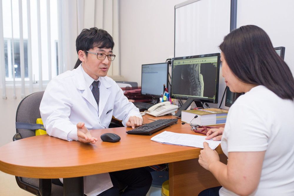 
Một bác sĩ X quang, một bác sĩ được đào tạo để giám sát và giải thích các kỳ kiểm tra X quang sẽ phân tích các hình ảnh
