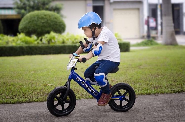
Luôn đảm bảo đồ bảo hộ cho trẻ khi đi xe
