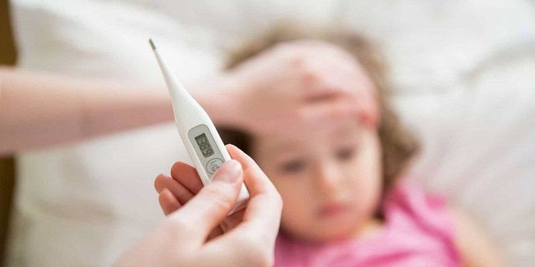 Bé 7 tuổi sốt xuất huyết có phải kiêng gió không?