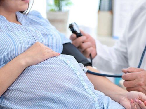 
Một biện pháp cần thiết là đo huyết áp thường xuyên với bà bầu để chẩn đoán bệnh kịp thời
