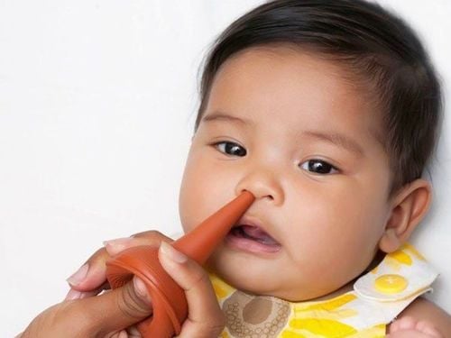 
Dùng bóng hút mũi cho trẻ
