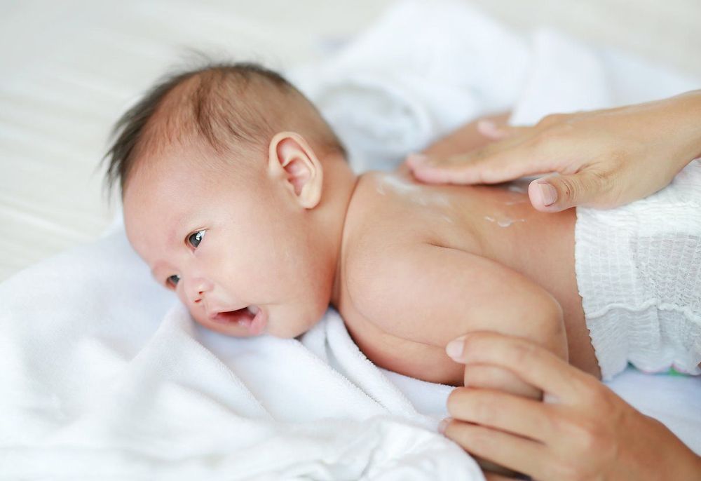 
Trong trường hợp sử dụng corticoid bôi da ở trẻ nhỏ, bạn cần đọc kỹ hướng dẫn sử dụng của sản phẩm
