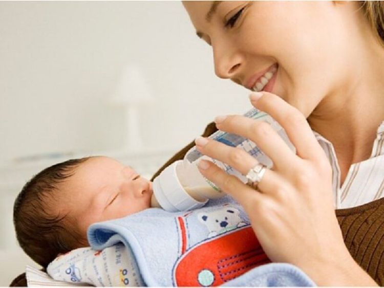 
Khuyến khích trẻ học thông qua nụ cười, âm thanh nhẹ nhàng và cử chỉ vuốt ve âu yếm
