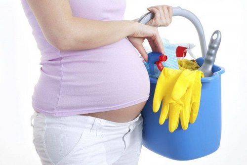 
Những bà mẹ thường xuyên phải hoạt động nặng dễ khiến đau khớp háng sau sinh
