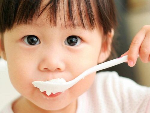 
Trẻ 15 tháng ăn được cơm chưa là thắc mắc của nhiều phụ huynh
