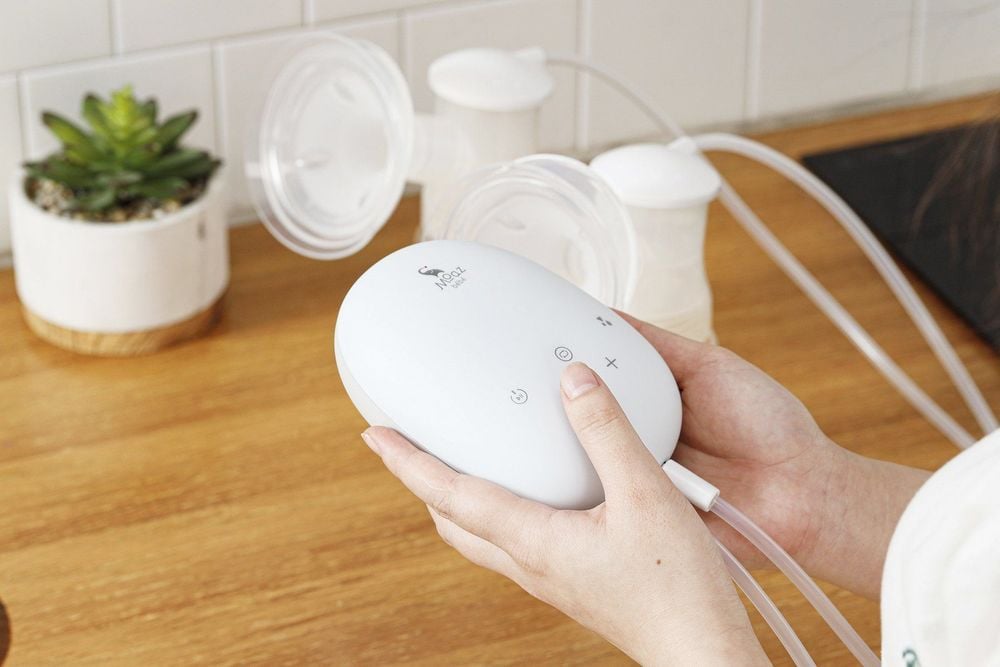 
Máy hút sữa cũng là một gợi ý trong túi đồ cần thiết cho mẹ và bé sau sinh.
